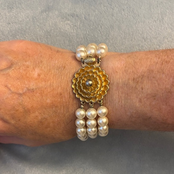 Luxurious White and Gold Multi-Strand Bracelet - Picture 1 of 4